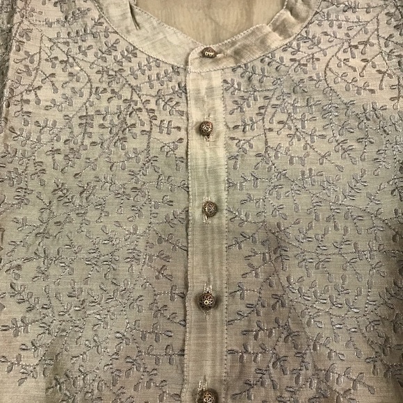 Beautiful embroidery detail kurta - Picture 3 of 7